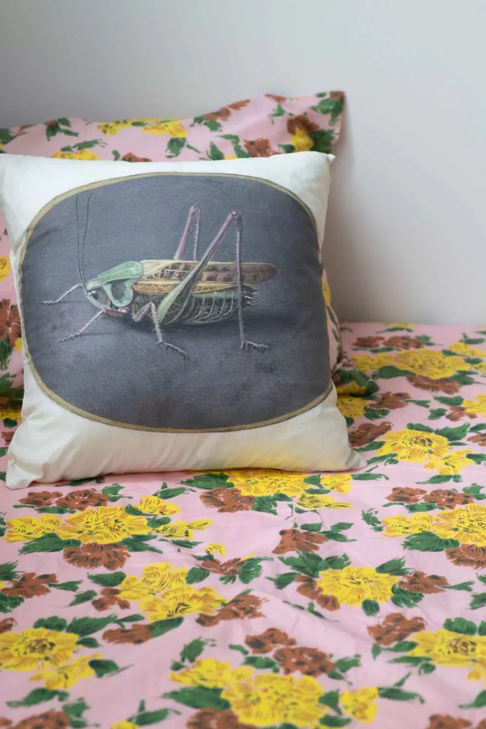 Lazybones Cushion Covers^Grasshopper Cushion Cover